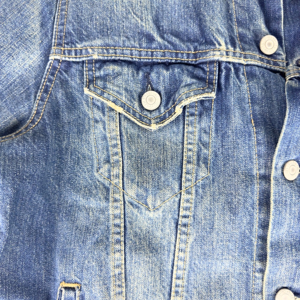 Levi’s Classic Denim Jacket in Dark Blue Wash - Picture 6 of 12